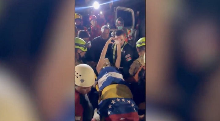 Thiếu niên và con chó được giải cứu khỏi tòa nhà đổ sập ở Venezuela.