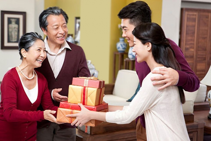 Nên mua quà tết gì cho bố mẹ chồng?