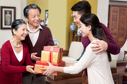 Nên mua quà tết gì cho bố mẹ chồng?