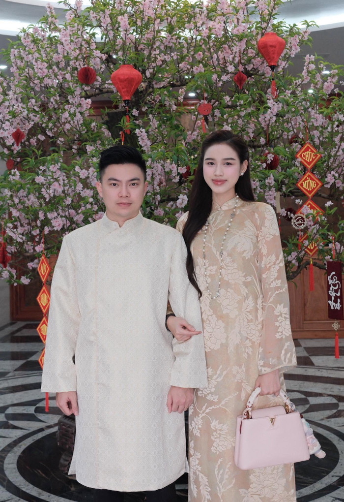 Vợ chồng Đỗ Thị Hà xúng xính diện áo dài trong dịp Tết Nguyên đán