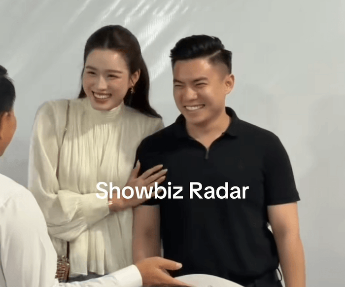 Đỗ Thị Hà cười tươi rói khi ở bên chồng