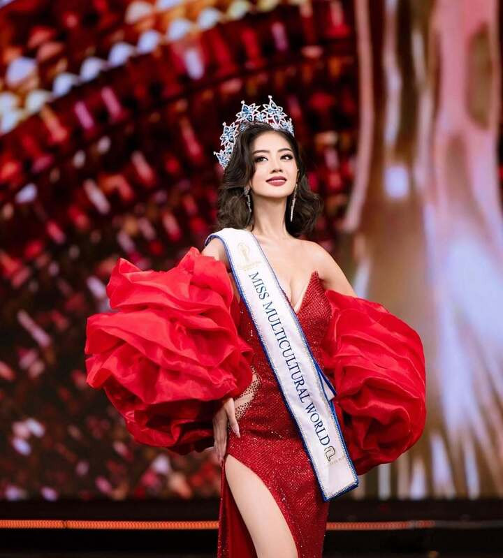 Người đẹp Myanmar đăng quang Miss Multicultural World 2026插图1 Tân Hoa hậu sở hữu nhan sắc xinh đẹp, phong thái tự tin và khả năng giao tiếp bằng tiếng Anh lưu loát.