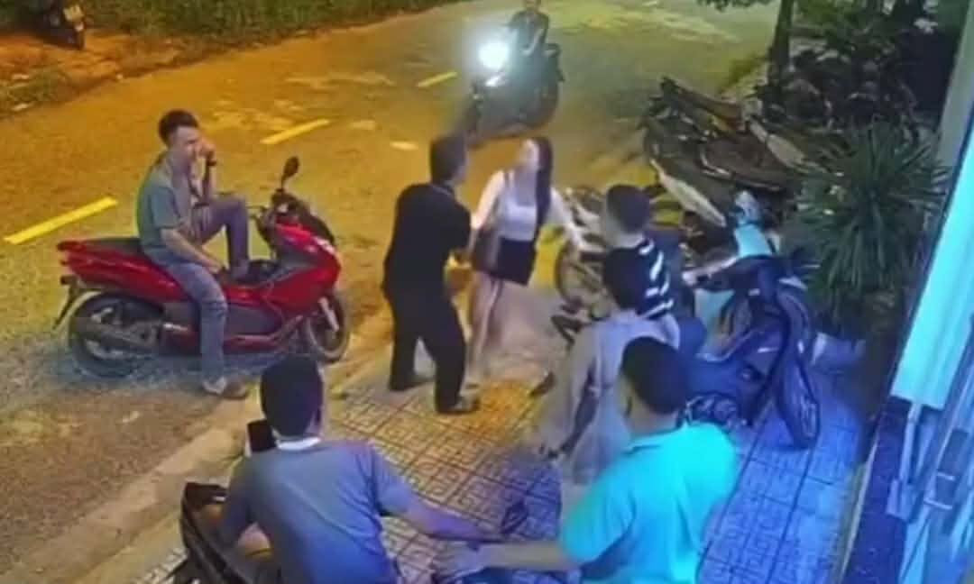 Tạm giữ 2 người hành hung đôi nam nữ trước quán karaoke ở Ninh Bình插图1 732831568_1583839526406834_2491911350966634236_n.jpg