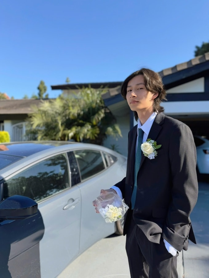 Bảo Nam diện bộ suit đen phong cách cổ điển trước thềm prom