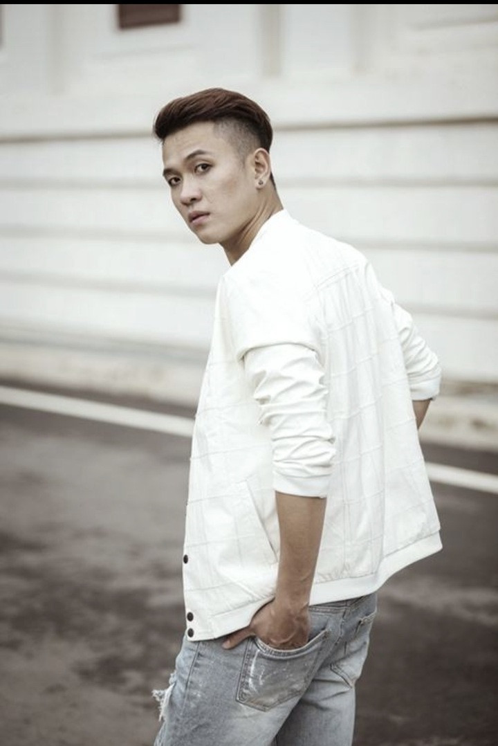Ca sĩ Trần Ngọc Khanh sinh năm 1989, là thành viên có khả năng vũ đạo tốt nhất trong V.Music.