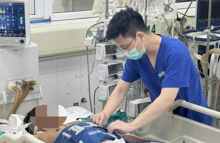 Nhân viên y tế kiểm tra sức khoẻ cho người bệnh. (Ảnh: Thanh Đặng)