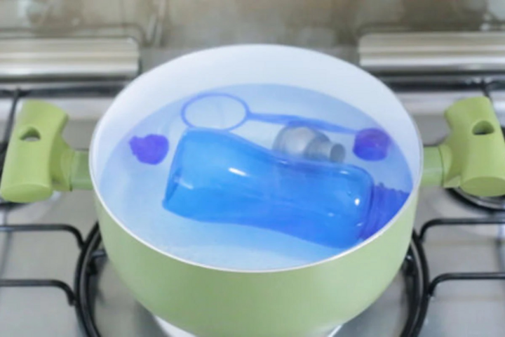 Nước nóng giúp khử trùng, làm sạch đồ nhựa nhưng cần chú ý nhiệt độ phù hợp. (Ảnh: KimEcopak)