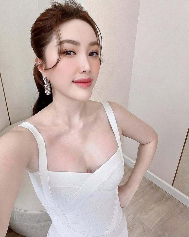 Điều khiến người hâm mộ quan tâm không chỉ là ngoại hình hiện tại mà còn là cách Bảo Thy lấy lại vóc dáng. Nữ ca sĩ cho biết sau hai tháng kiên trì, cô giảm được 6kg mà không cần áp dụng bất kỳ phương pháp giảm cân cấp tốc nào.