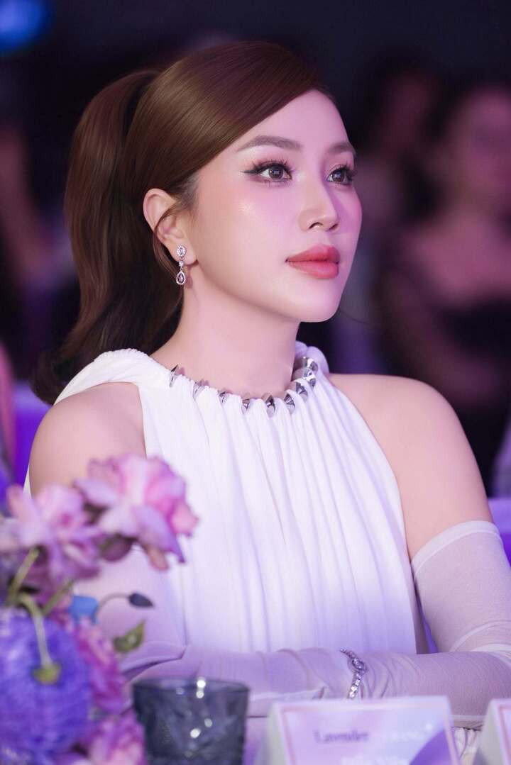 Không chỉ thay đổi về ngoại hình, Bảo Thy cũng dần trở lại với các hoạt động nghệ thuật sau thời gian ưu tiên chăm sóc gia đình. Trong năm 2026, cô góp mặt tại concert Anh trai