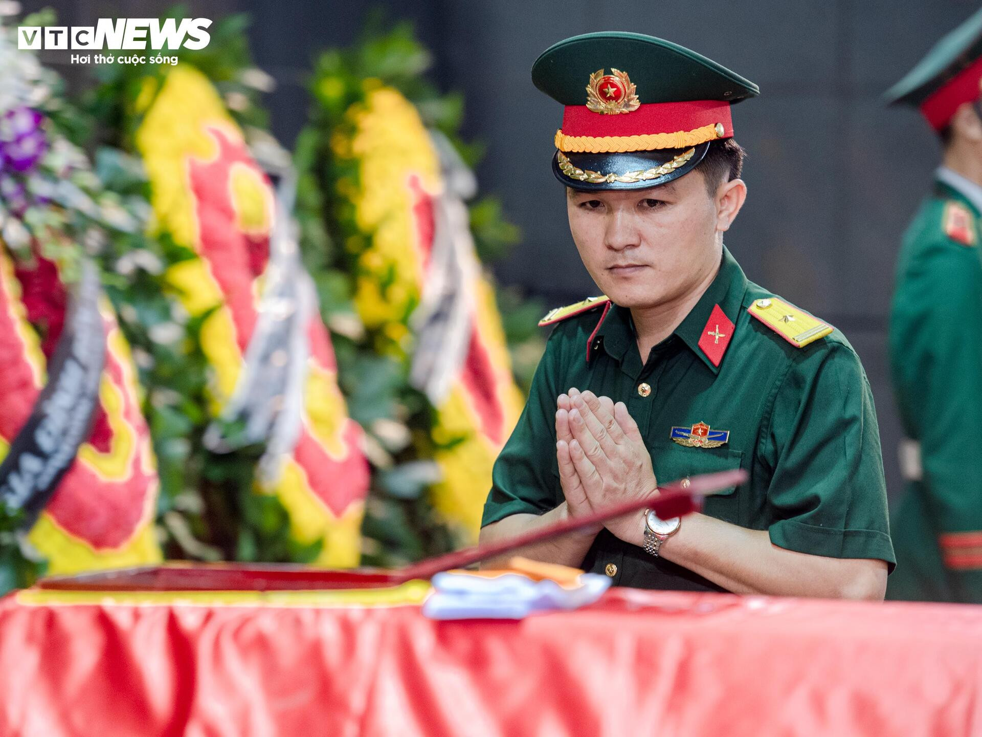 Xúc động hình ảnh đồng đội, người dân tiễn biệt Anh hùng La Văn Cầu - 9