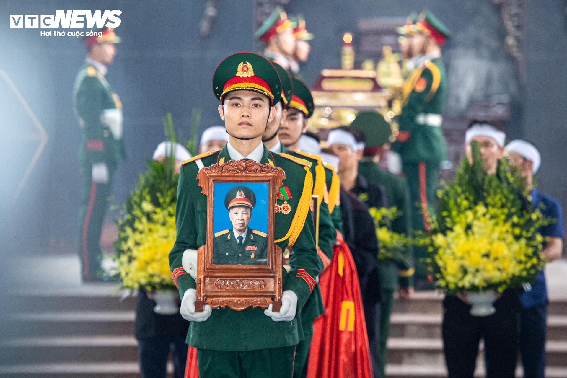 Xúc động hình ảnh đồng đội, người dân tiễn biệt Anh hùng La Văn Cầu - 15