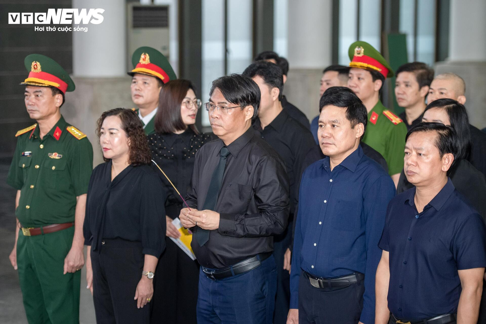 Xúc động hình ảnh đồng đội, người dân tiễn biệt Anh hùng La Văn Cầu - 7