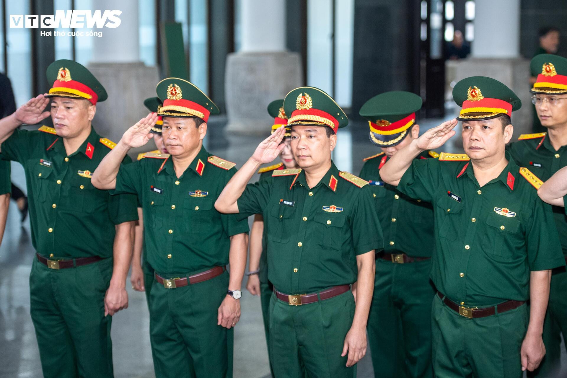 Xúc động hình ảnh đồng đội, người dân tiễn biệt Anh hùng La Văn Cầu - 6