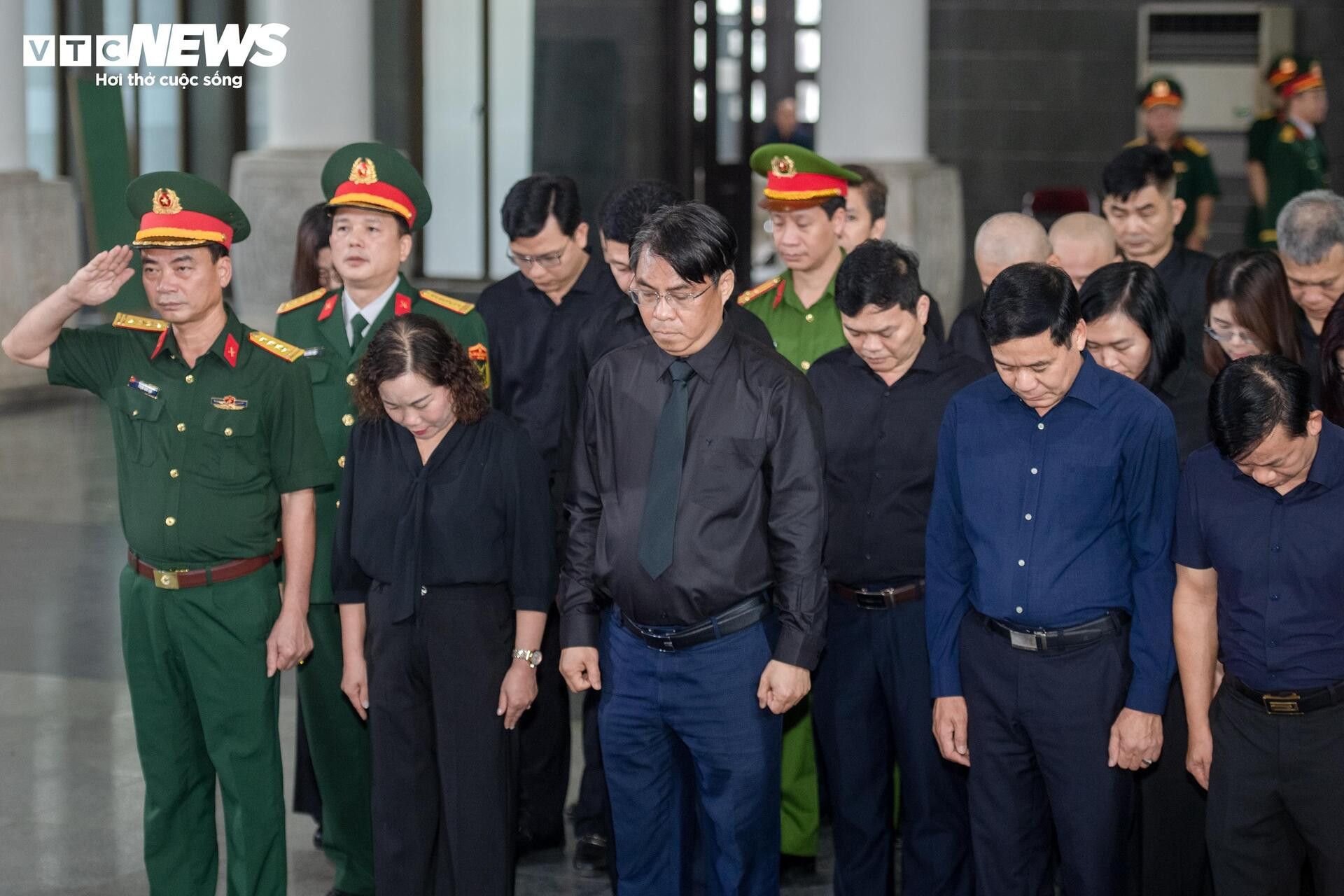 Xúc động hình ảnh đồng đội, người dân tiễn biệt Anh hùng La Văn Cầu - 8