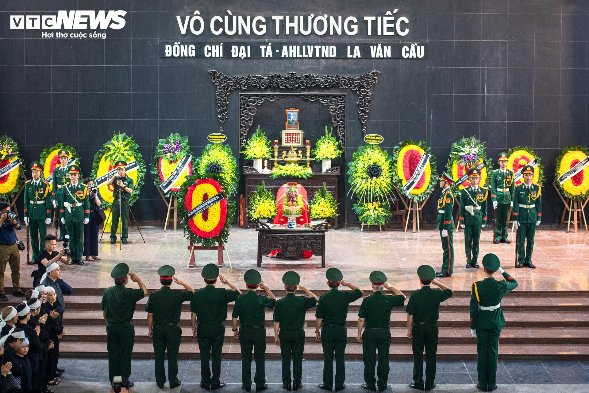 Xúc động hình ảnh đồng đội, người dân tiễn biệt Anh hùng La Văn Cầu - 1