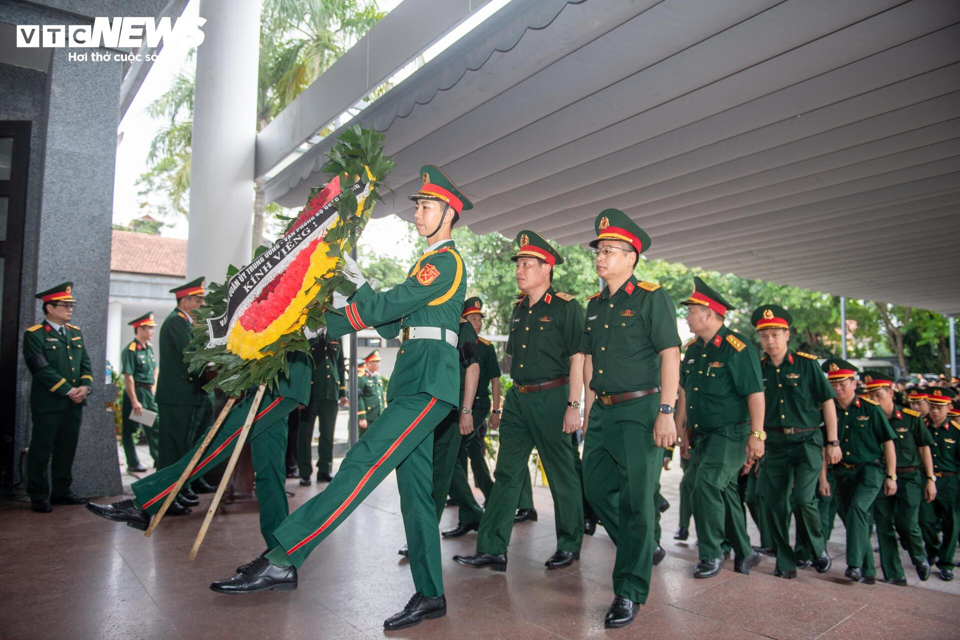 Xúc động hình ảnh đồng đội, người dân tiễn biệt Anh hùng La Văn Cầu - 5
