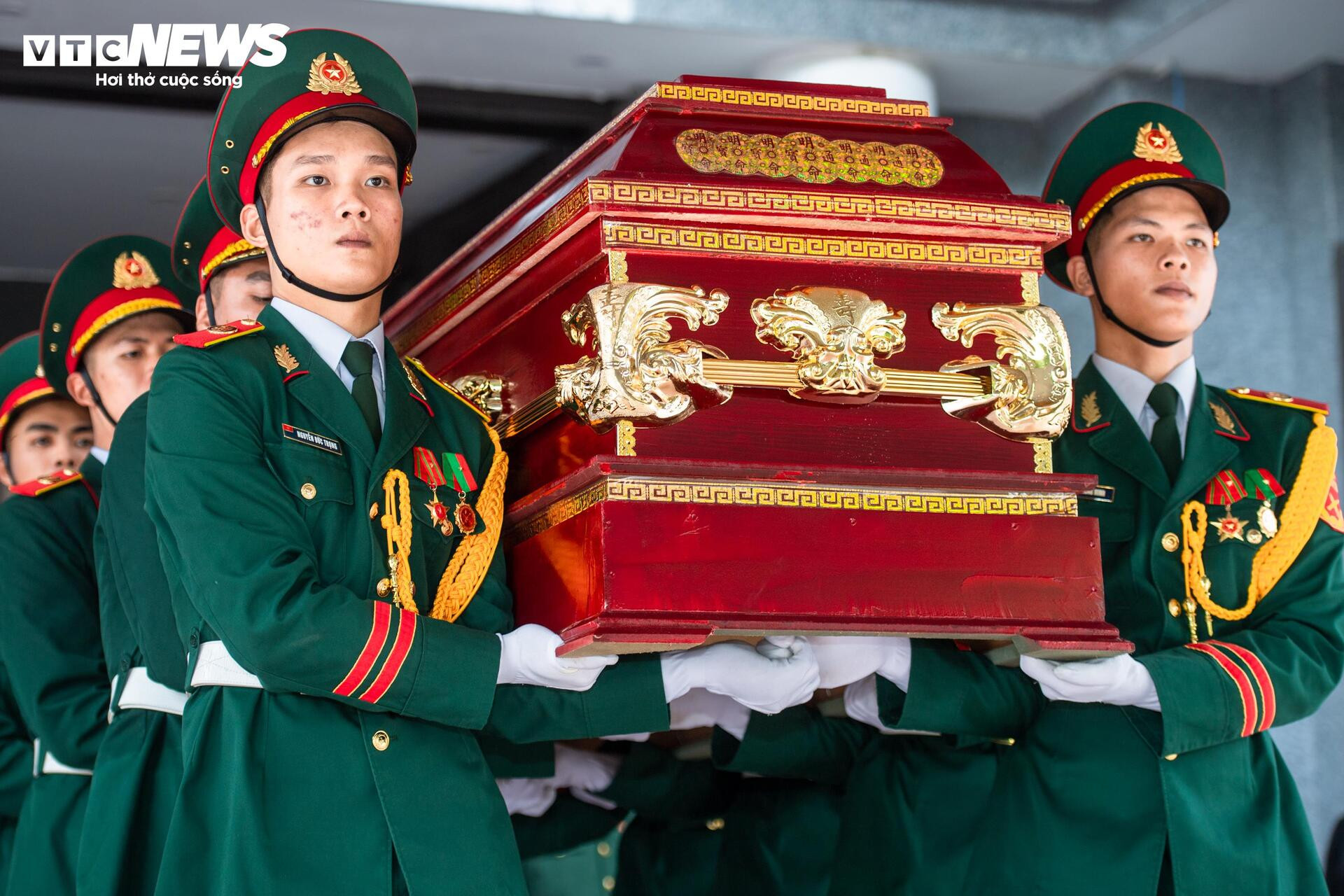 Xúc động hình ảnh đồng đội, người dân tiễn biệt Anh hùng La Văn Cầu - 14
