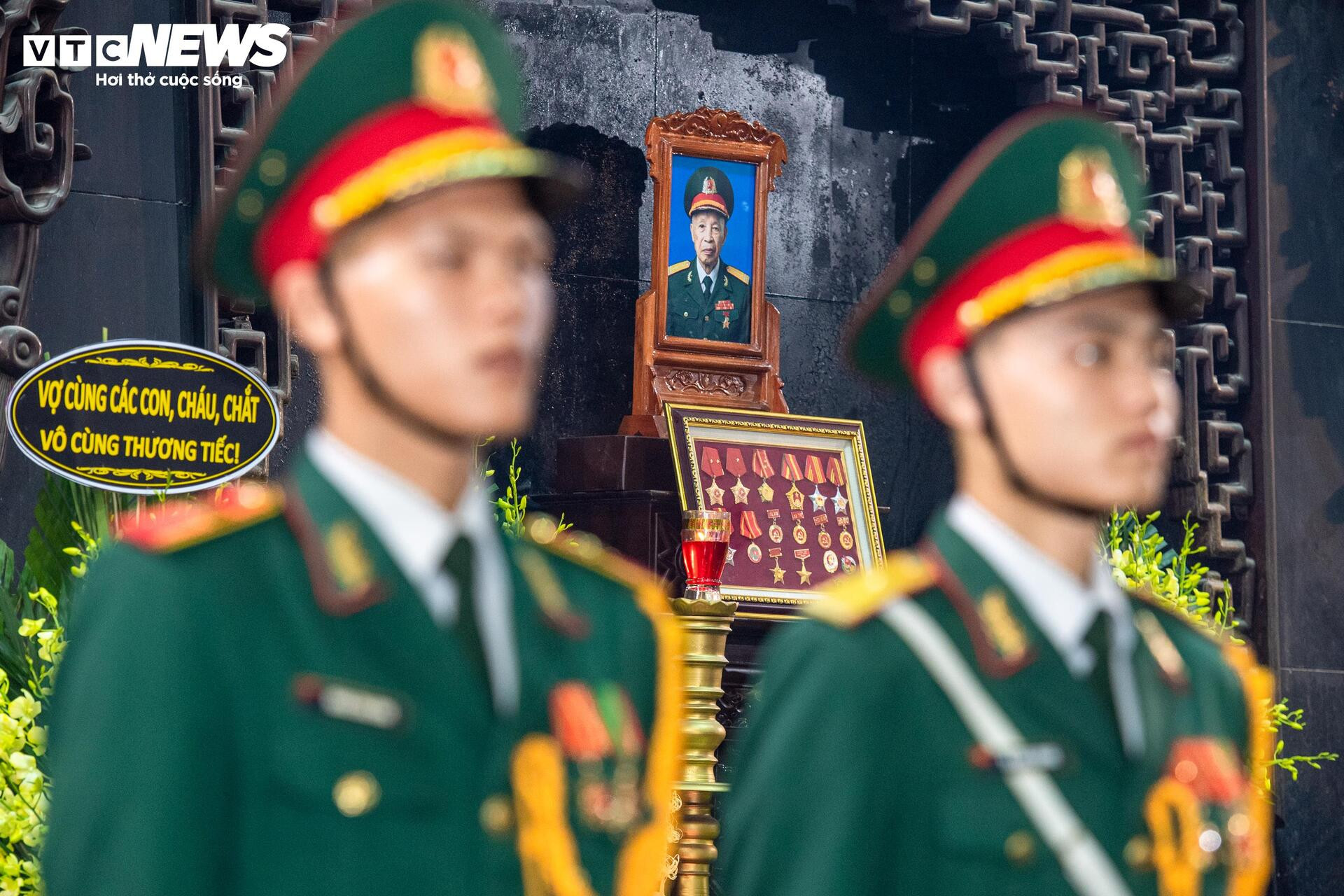 Xúc động hình ảnh đồng đội, người dân tiễn biệt Anh hùng La Văn Cầu - 12