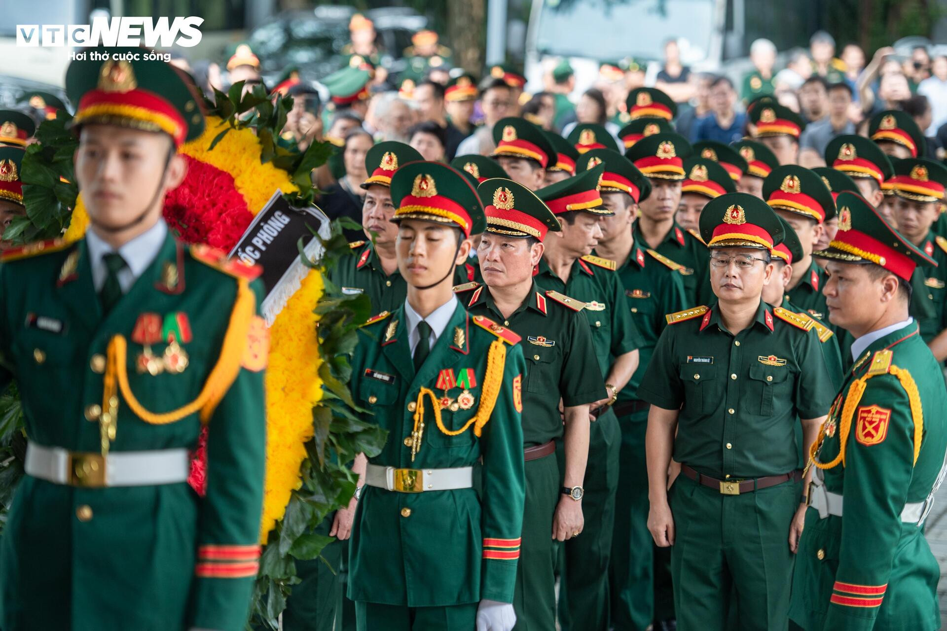 Xúc động hình ảnh đồng đội, người dân tiễn biệt Anh hùng La Văn Cầu - 2