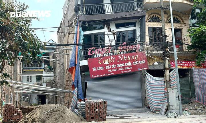 Ngôi nhà 3 tầng của gia đình bà Nh. bị nghiêng, nứt toác do nhà bên cạnh đào móng.