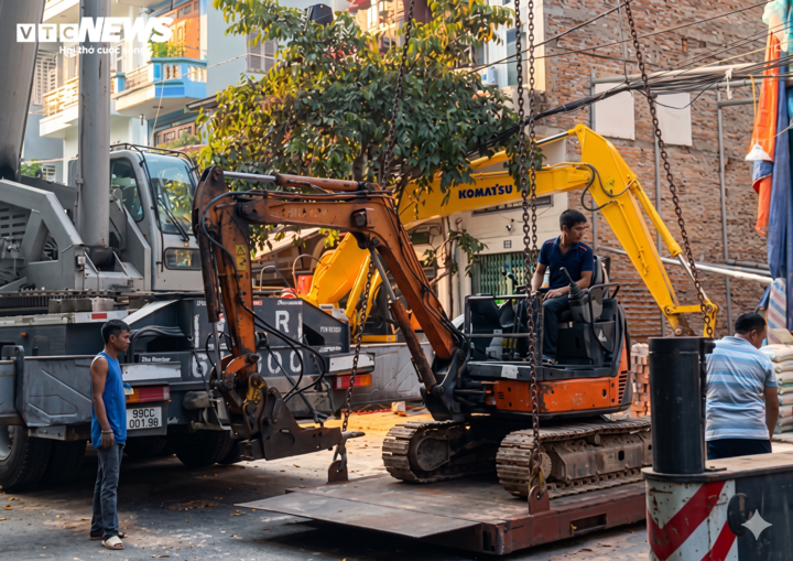 Chủ công trình đưa máy móc vào khắc phục sự cố nhằm ổn định tình hình, bảo đảm an toàn cho người dân trong khu vực.