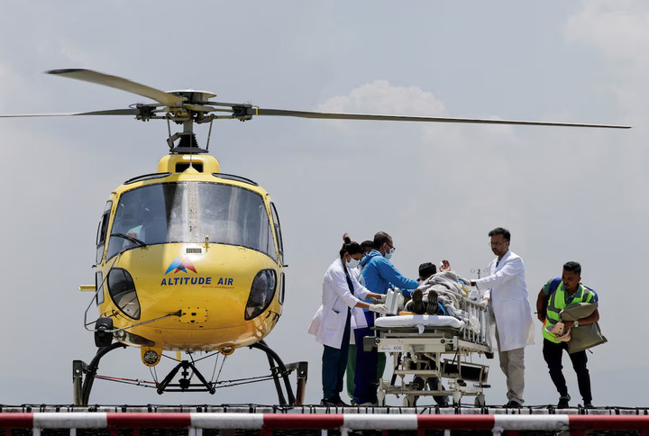 Ông Dawa Sherpa được đưa tới bệnh viện ở Kathmandu, Nepal bằng trực thăng. (Ảnh: Reuters)
