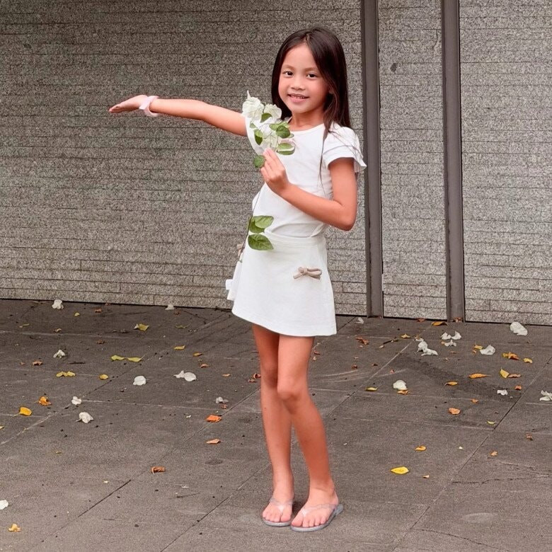 Con gái Hồ Ngọc Hà được khen ngợi xinh xắn, thừa hưởng trọn vẹn nét đẹp của mẹ.