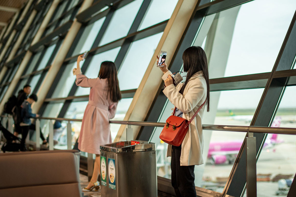 2 năm đi xuất khẩu lao động, chồng giật mình khi gặp vợ ở sân bay插图 sanbay PX.jpg