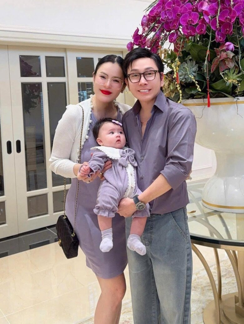 Hoa hậu Phương Lê được khen ngợi nuôi con khéo léo.