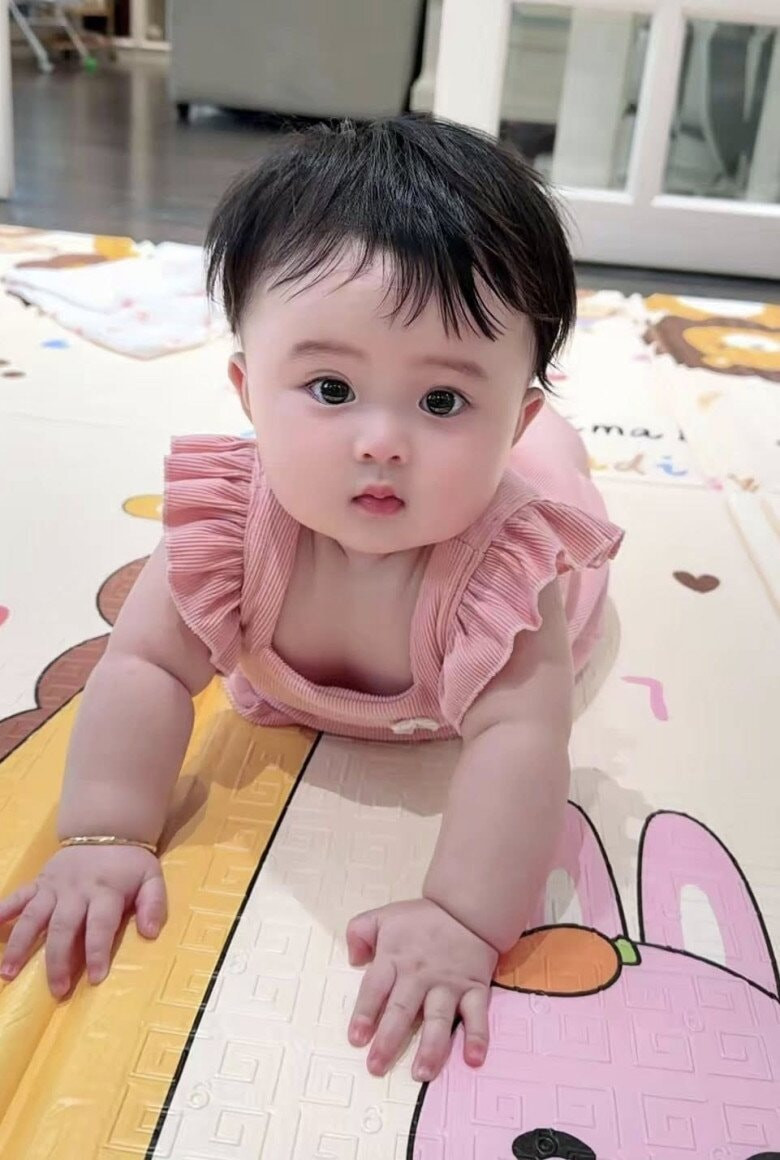 Vẻ đáng yêu của ái nữ nhà Hoa hậu Phương Lê và NSƯT Vũ Luân được khán giả yêu mến.