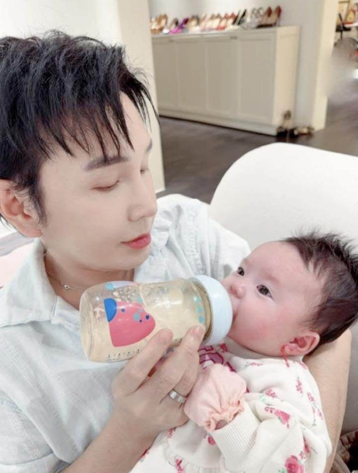 Bé Lương Bình Thụy Yên là “bản sao” hoàn hảo của bố.