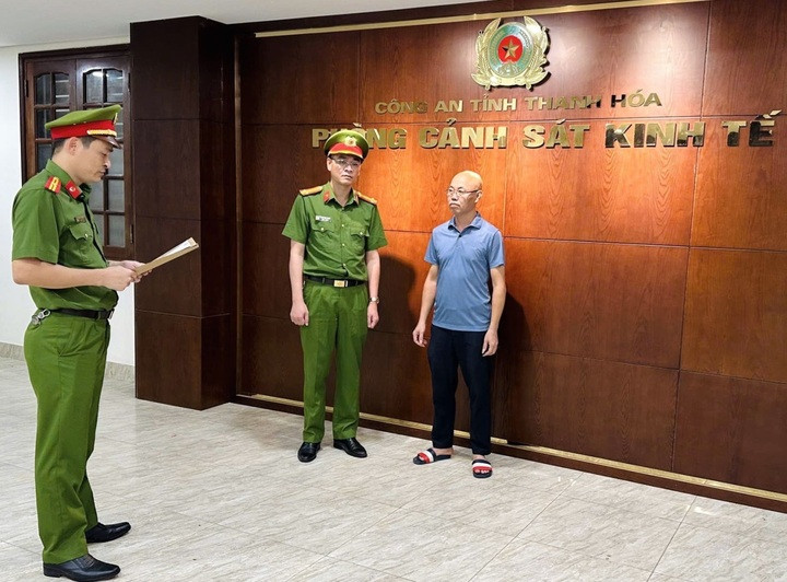 Cán bộ cơ quan cảnh sát điều tra Công an tỉnh Thanh Hóa thi hành quyết định khởi tố với Nguyễn Sĩ Phương.