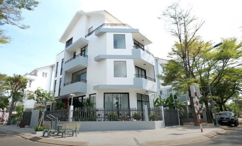 Mẹ ruột Ninh Dương Lan Ngọc: Từ người bán hàng ở chợ Bến Thành đến quý bà trong biệt thự triệu đô插图4 Biệt thự 2 mặt tiền Lan Ngọc xây để báo hiếu bố mẹ.
