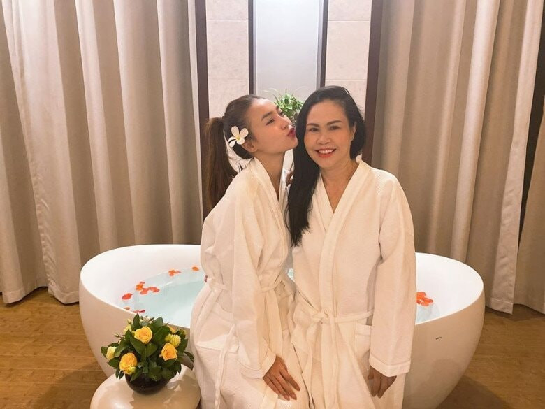 Lan Ngọc tiết lộ mẹ từng bán cóc, ổi, mía ghim ở chợ Bến Thành.