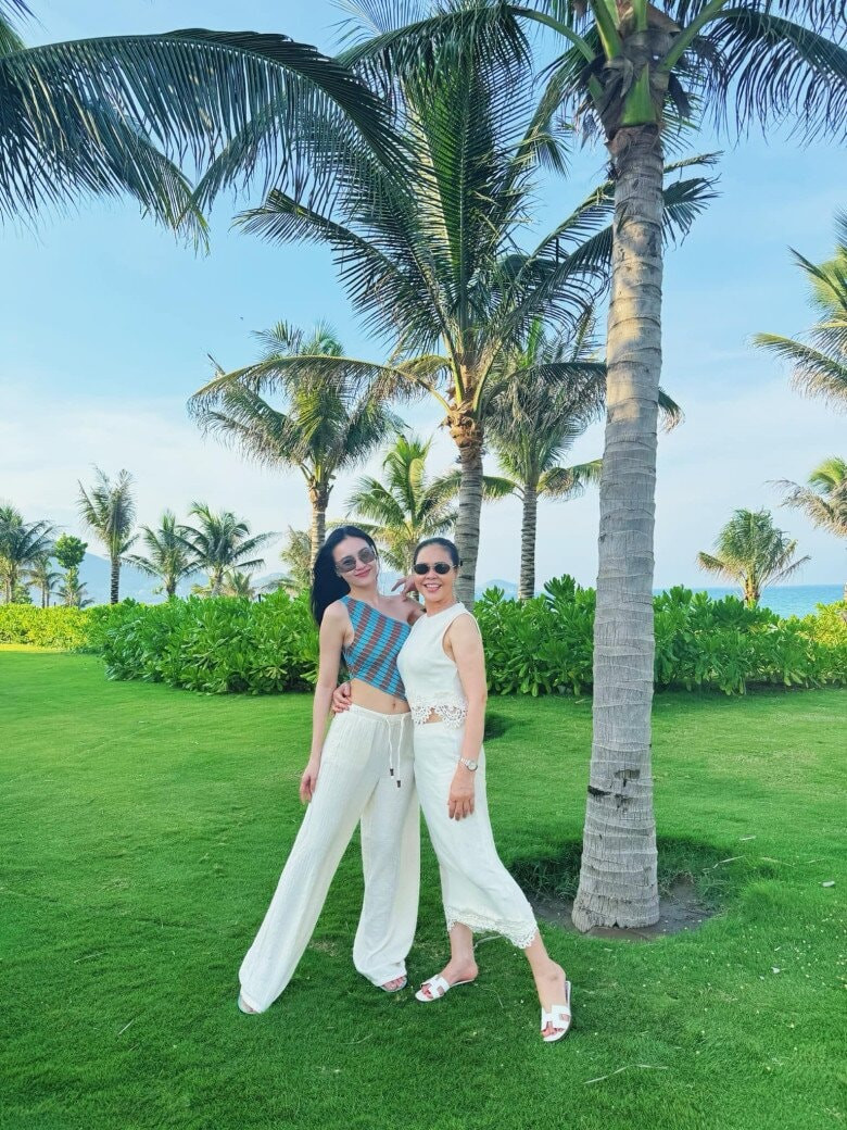 Mẹ ruột Ninh Dương Lan Ngọc: Từ người bán hàng ở chợ Bến Thành đến quý bà trong biệt thự triệu đô插图1 Mẹ Lan Ngọc có công lớn trong việc xoay chuyển kinh tế gia đình.