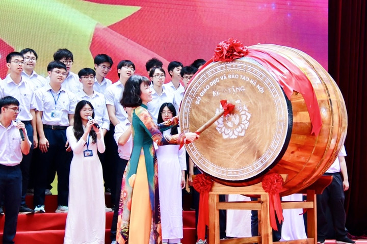 Cô Nguyễn Thị Nhiếp, Hiệu trưởng Trường THPT chuyên Chu Văn An đánh trống bế giảng năm học 2025-2026, đánh dấu buổi học cuối cùng của khóa K116 trước khi các em bước vào kỳ thi Tốt nghiệp THPT.