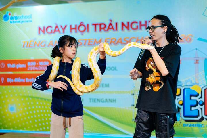Anh Nguyễn Anh Duy (phải) tổ chức nhiều chương trình tìm hiểu về bò sát, nhằm nâng cao nhận thức vào bảo tồn hệ sinh thái.