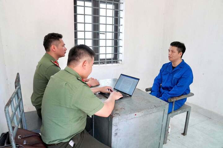 Cơ quan công an làm việc với Yang Yifeng (người Trung Quốc).