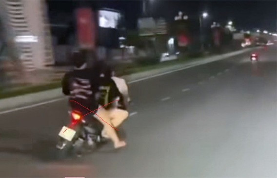 T. điều khiển xe mô tô chở Y và L lạng lách, đánh võng trên đường (ảnh cắt từ clip).jpeg