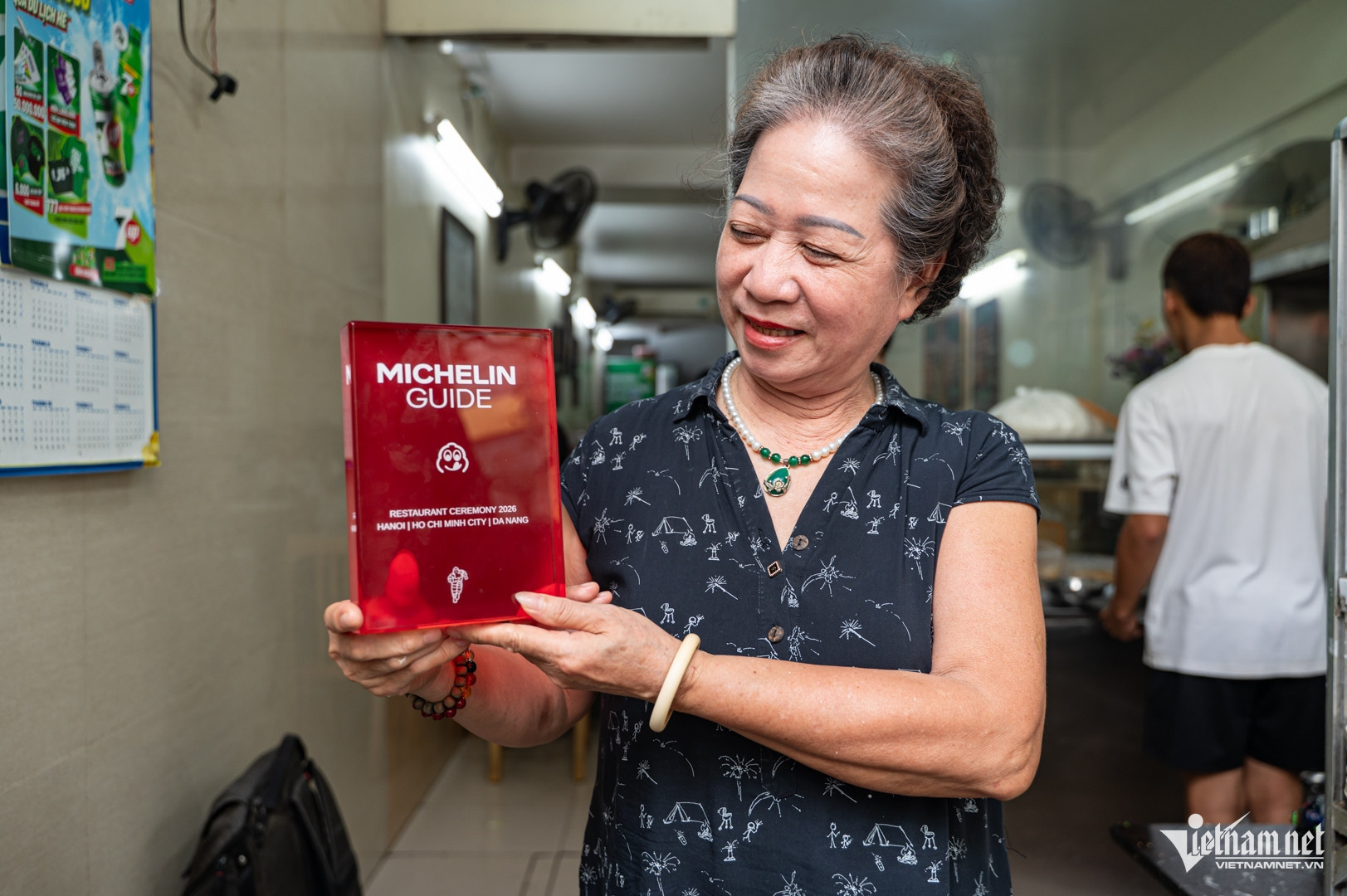 Quán bánh cuốn 53 năm, 'khách Tây đông hơn khách ta' được Michelin khen ngợi插图 banh cuon thanh van 1.jpg