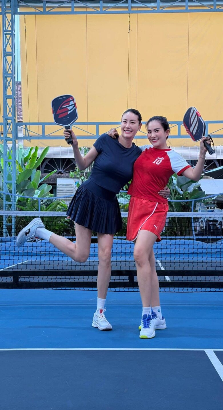 Doanh nhân Anh Thơ và Hoa hậu Hà Kiều Anh tập pickleball.