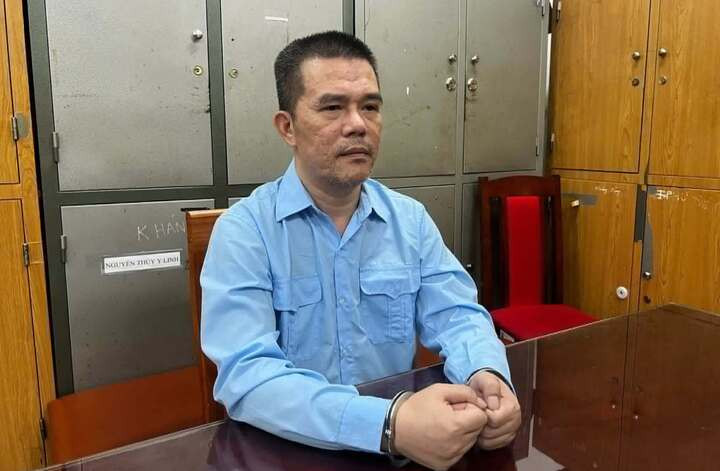 Nóng : Khởi tố Ngọc 'Sùi' cùng đồng bọn cưỡng đoạt 6,8 tỷ đồng插图 Bùi Huỳnh Bính Ngọc tại cơ quan công an.