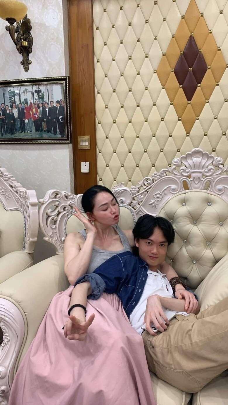 Bun kín tiếng nhưng rất tình cảm với mẹ.