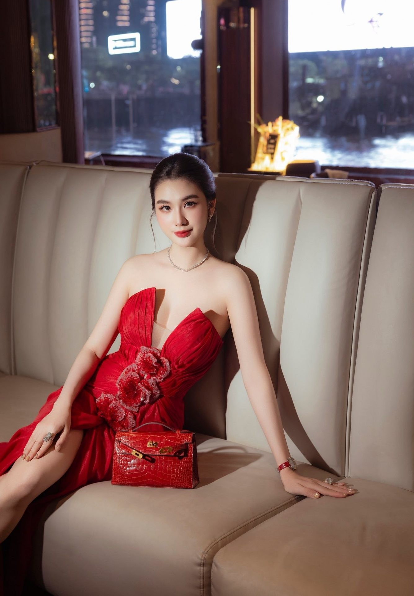 ram-ro-khoanh-khac-tinh-tu-cua-bac-si-chiem-quoc-thai-va-lona-kieu-loan-phan-ung-cua-ngoc-loan-gay-chu-y-anh-4-1780730116.jpg