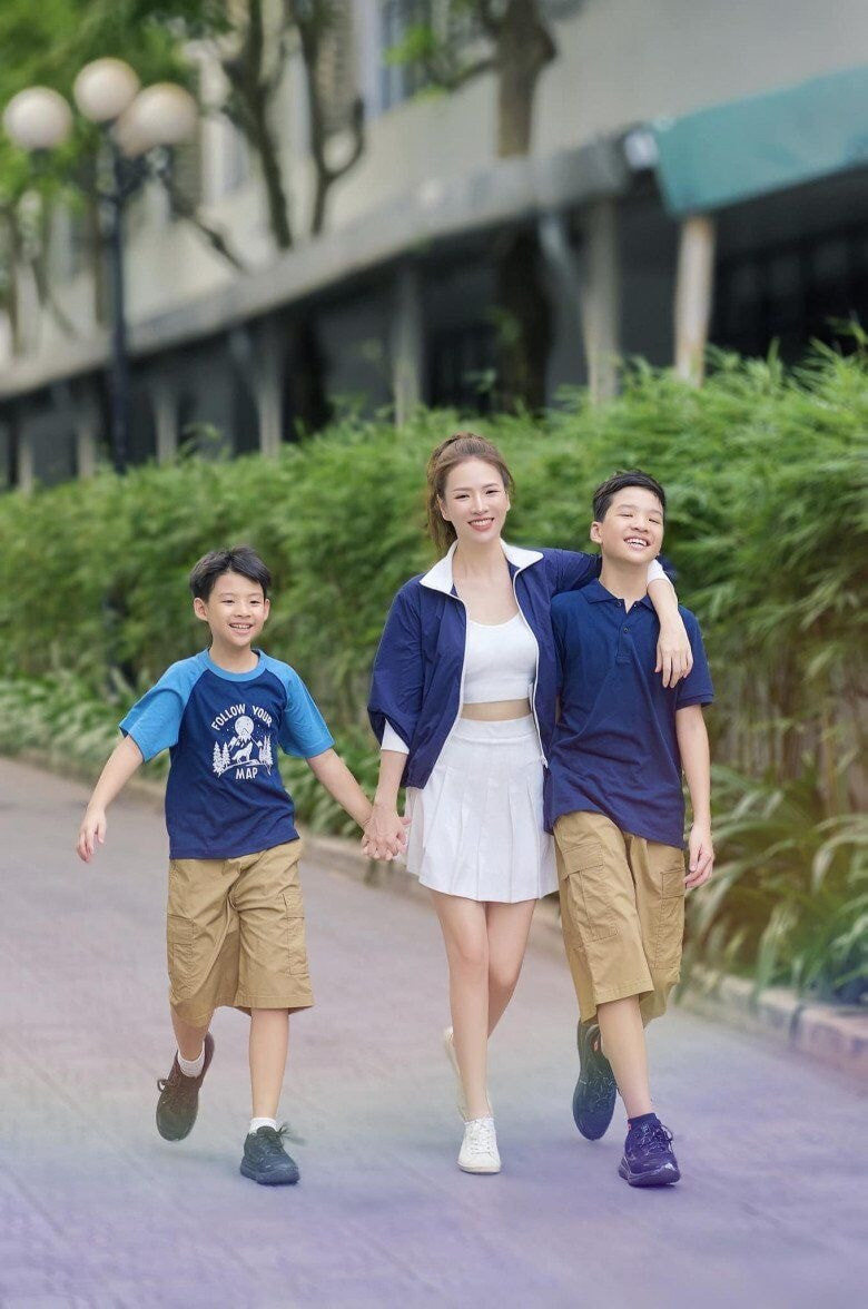 MC Đan Lê cùng con trai trao đổi về tác hại của việc lạm dụng thiết bị điện tử thay vì ép buộc.