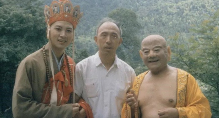 Chuyên gia tạo khói Lưu Lễ (áo trắng) chụp cùng “Đường Tăng” Trì Trọng Thụy và “Phật Di Lặc” Thiết Ngưu.