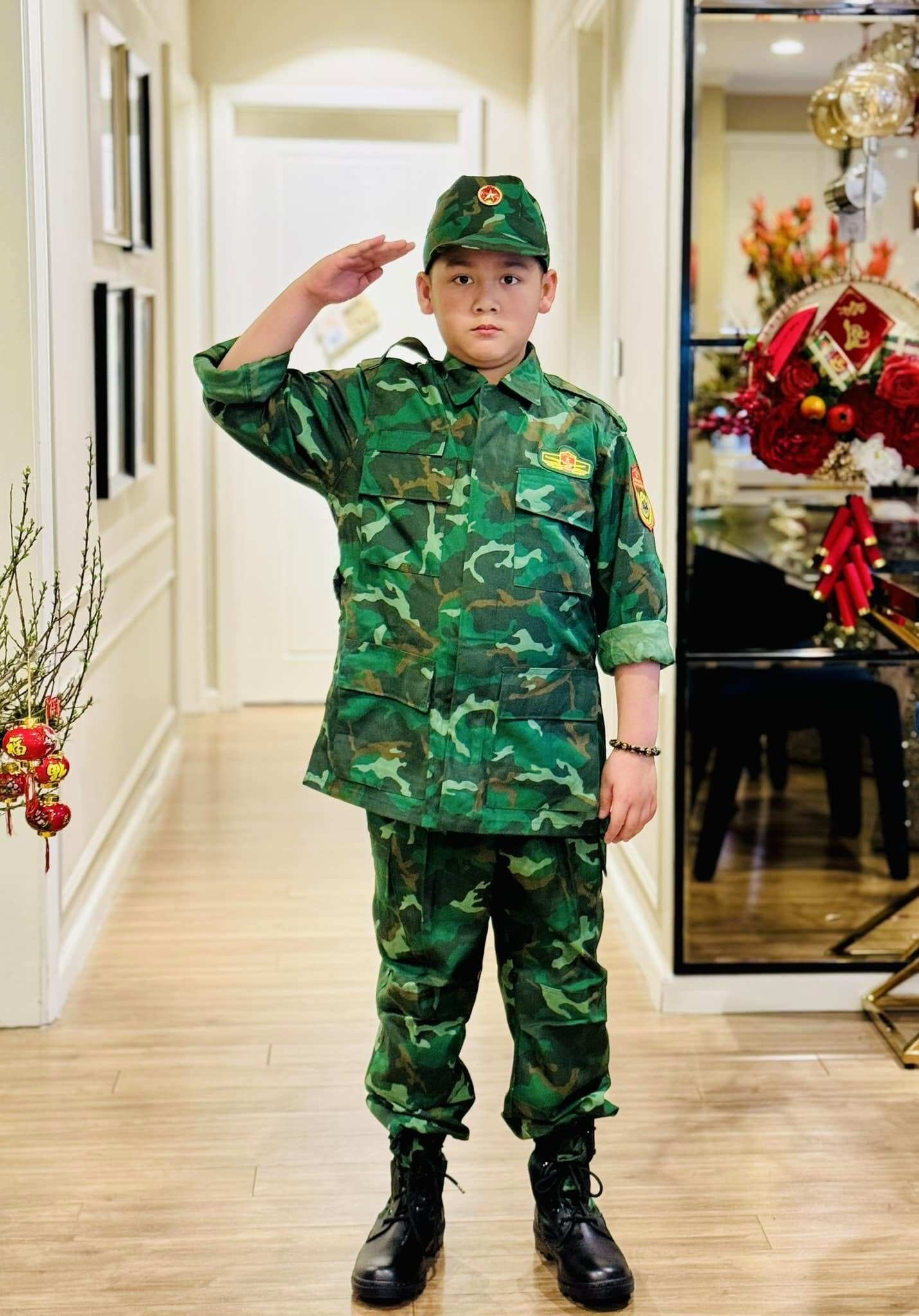 Vẻ ngoài cao lớn của bé Bon tuổi lên 10