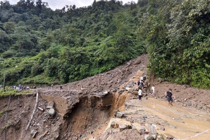 Tin không khí lạnh mới nhất: Miền Bắc giảm 10°C, 7 tỉnh nguy cơ lũ quét, sạt lở插图 Mưa lớn nguy cơ đi kèm các hiện tượng thời tiết cực đoan như lũ quét, sạt lở. (Ảnh minh hoạ: Ngọc Sơn)