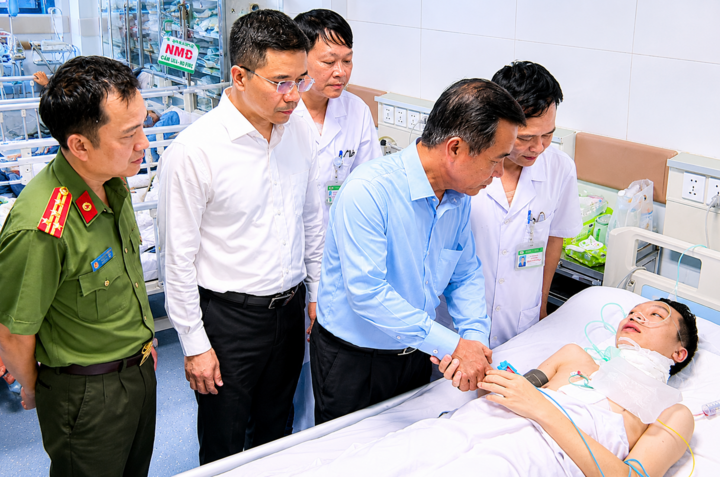 Lãnh đạo Tỉnh uỷ Thanh Hoá trực tiếp đến bệnh viện thăm hỏi, động viên Trung tá Phạm Ngọc Khánh. (Ảnh: Công an Thanh Hoá)
