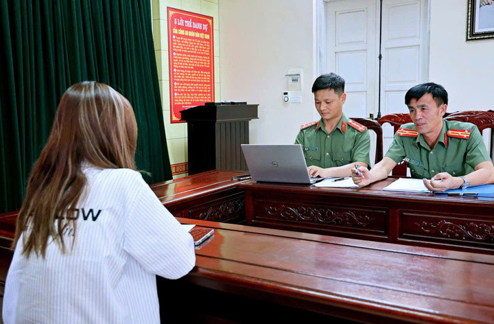 Công an tỉnh Ninh Bình làm việc với L.Q.A về hành vi đăng tải thông tin sai sự thật liên quan đến các hiện tượng tâm linh khi du lịch tại địa phương. (Ảnh: Công an Ninh Bình)